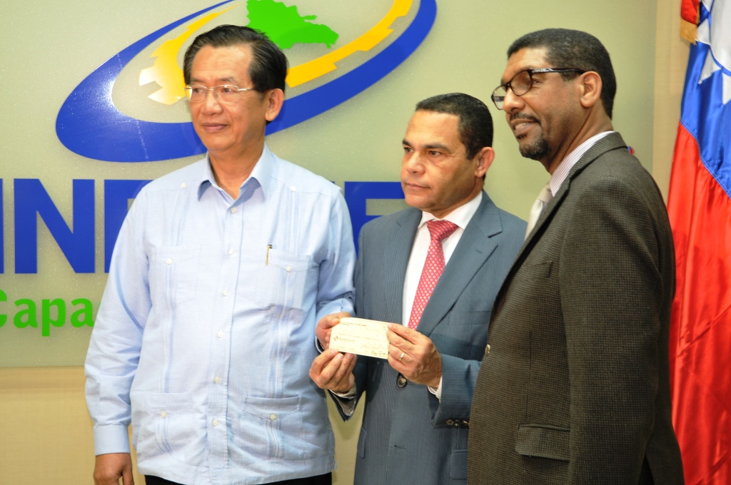 Director General INFOTEP, Rafael Ovalles, recibe fondos de manos del Embajador  Taiwán, Tomás Ping-Fu Hou, junto a Inocencio García, Viceministro de Cooperación Internacional del MEPyD