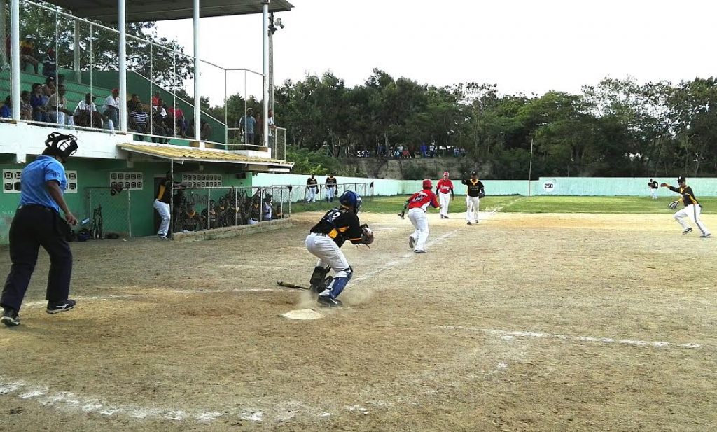 Momentos de acción  entre Che Solo Deportes y Las Palomas , en la semifinal del Grupo Uno. 