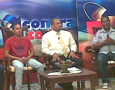 Rafael Ramos, a la izquierda, entrevistado junto a Raúl Monegro, coordinador FALPO Noreste, a la derecha