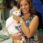 3 Chantal Peguero carga un Gato