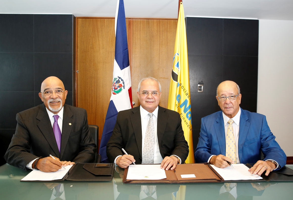 Fotografia Principal  Lic. Francisco Melo Chalas, Lic. José de Pool y Dr. Freddy Reyes