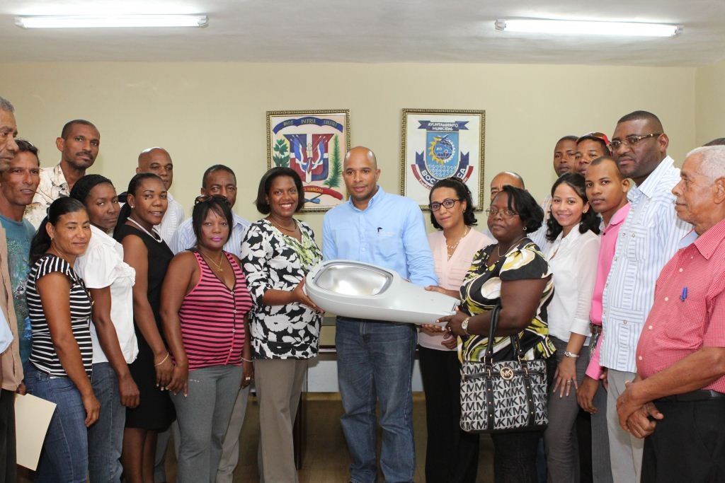 AES-foto 1 entrega alumbrado Boca Chica