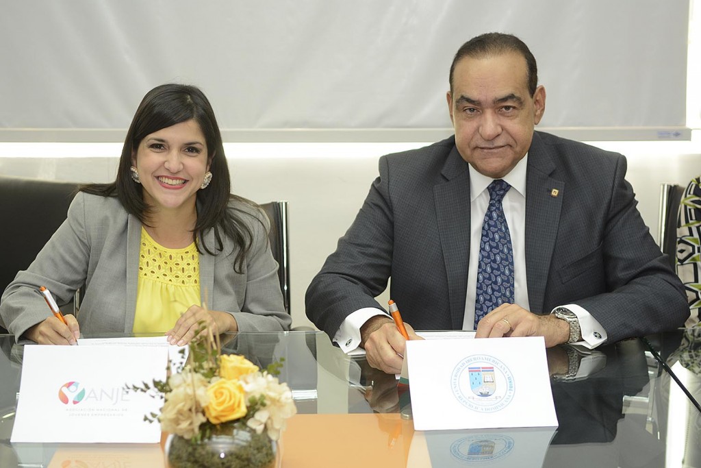 Biviana Riveiro D. Presidente de ANJE, Julio Amado Castaños Guzmán Rector de Unibe