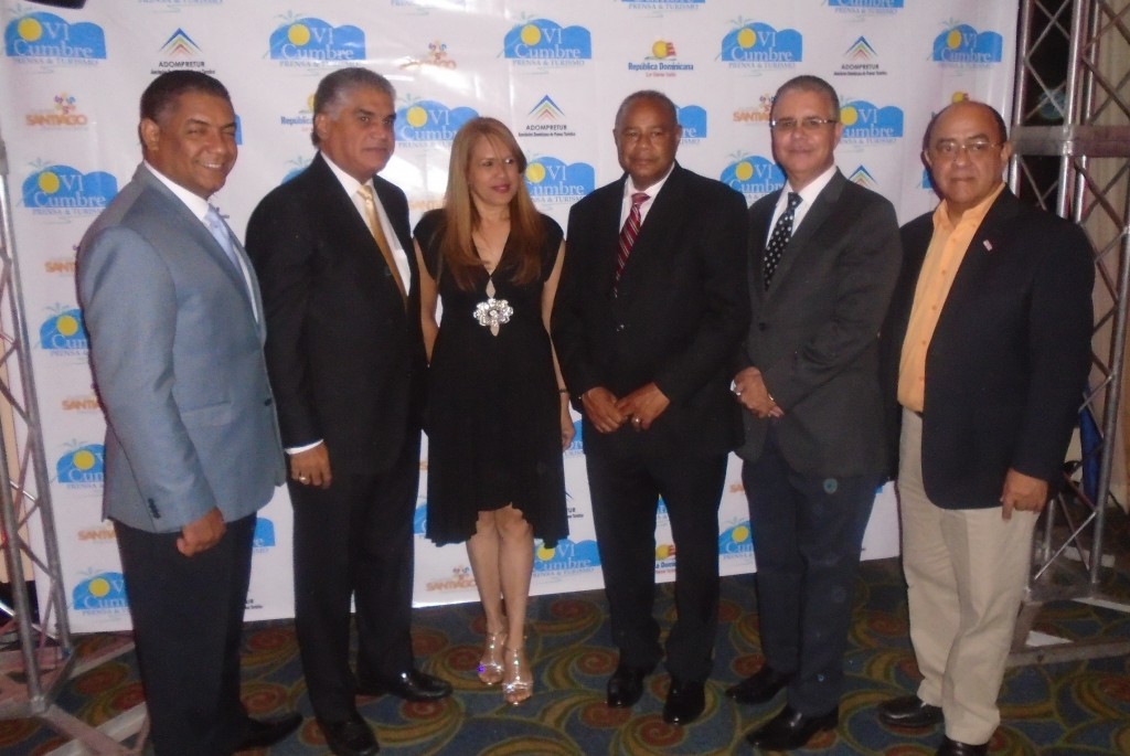 Fausto Fernández junto a directivos de Adompretur y representantes del sector hotelero de Santiago