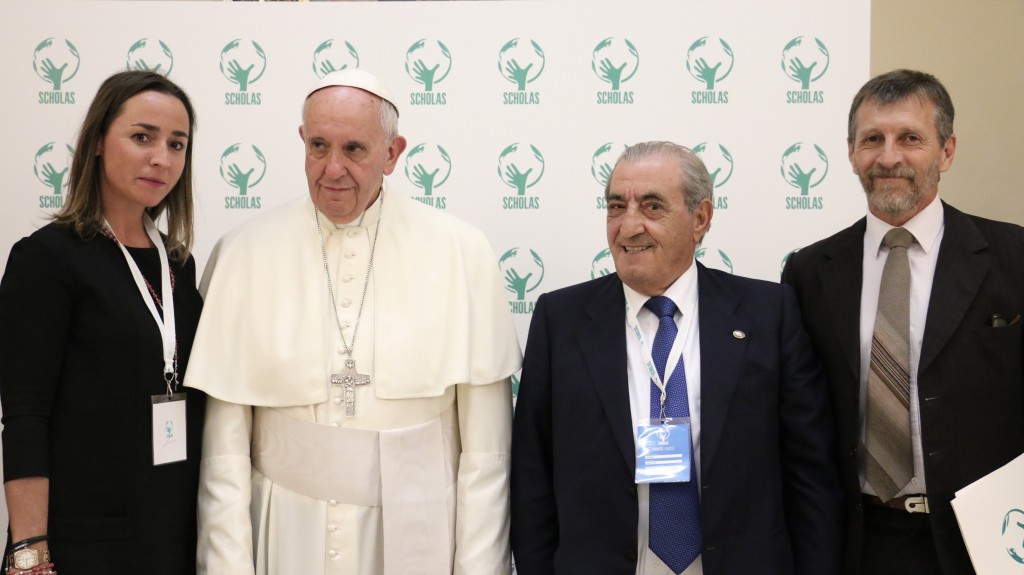 Ejecutivos de la Fundacion Scholas junto a el Papa Francisco y Juan José Hidalgo  (1)