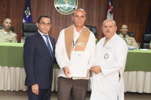 Rafael Ovalles y Agustín Iglesias entregan certificados a egresado