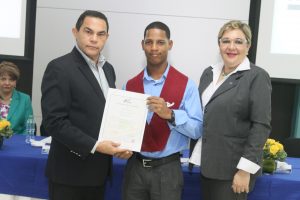 Rafael Ovalles y Susana Sierra entregan certificado a egresado